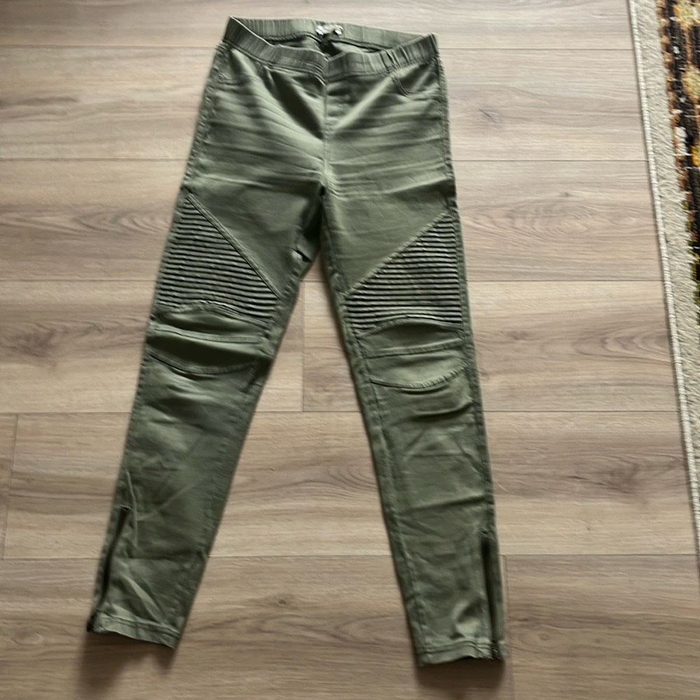 Green leggings